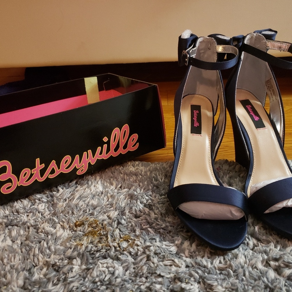*NEW* Betseyville Navy Blue Petal Wedges Size 8